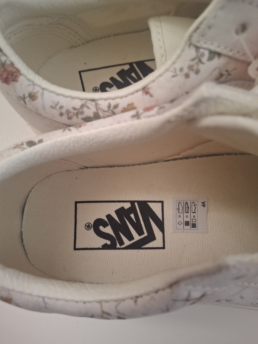 Vans Old Skool Low Top Sneakers in White with Floral Print - Picture 5 of 7